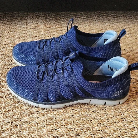 Skechers Navy Blue Slip On Women's Sneakers Size 7. Walking Shoes - Picture 1 of 9